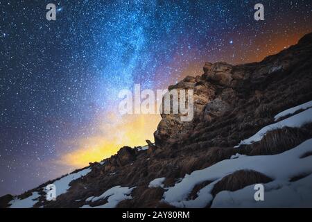 Paesaggio notturno fatto su esposizione lunga. Un bel paesaggio caucasico di rocce rosse sullo sfondo del freddo lattiginoso modo A. Foto Stock