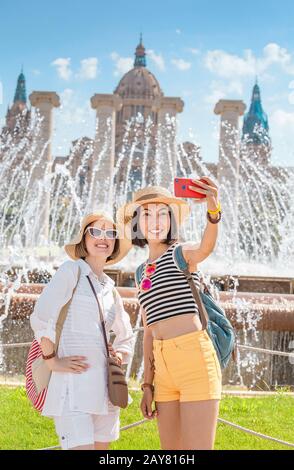 Due giovani donne felici turisti amici viaggiare a Barcellona, Spagna Foto Stock