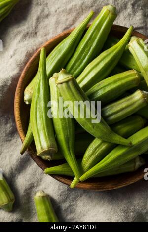 Raw Green Organico Okra Pod In Un Mazzo Foto Stock