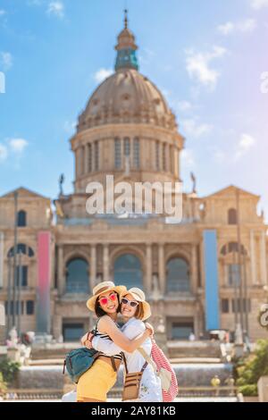 Due giovani donne felici turisti amici viaggiare a Barcellona, Spagna Foto Stock