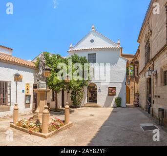 10 LUGLIO 2018, BARCELLONA, SPAGNA: Vecchia piazza bianca vintage al villaggio spagnolo o Poble Espanyol a Barcellona Foto Stock