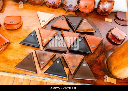 Set di portafogli a triangolo in pelle fatti a mano in officina Foto Stock