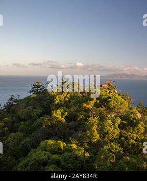 Blick auf das Festland vom Fort Complex auf Magnetic Island Foto Stock