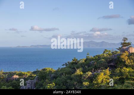 Blick auf das Festland vom Fort Complex auf Magnetic Island Foto Stock