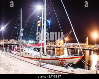 10 LUGLIO 2018, BARCELLONA, SPAGNA: Vista notturna di Port Vell a Barcellona con navi parcheggiate e yacht Foto Stock