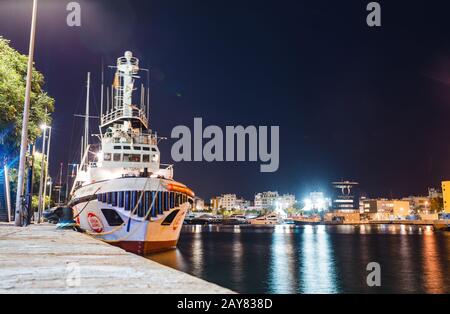 10 LUGLIO 2018, BARCELLONA, SPAGNA: Vista notturna di Port Vell a Barcellona con navi parcheggiate e yacht Foto Stock