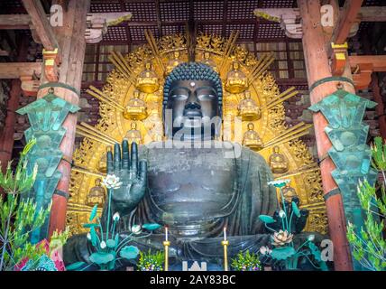 buddha di Vairocana nel tempio di Daibutsu-den Todai-ji, Nara, Giappone Foto Stock