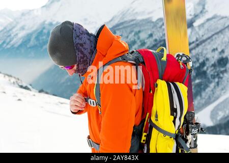 Un ritratto di primo piano di uno sciatore freeride sulla pista di arrampicata per discesa freeride. Foto Stock