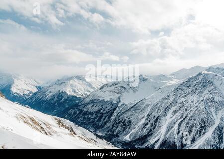 Cime innevate delle montagne del Caucaso. Paesaggio caucasico Foto Stock