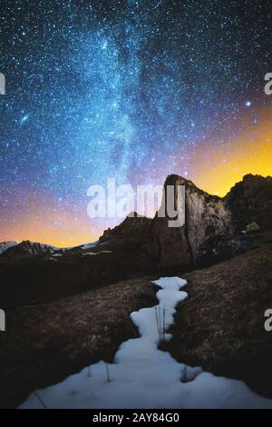 Paesaggio notturno fatto su esposizione lunga. Un bel paesaggio caucasico di rocce rosse sullo sfondo del freddo lattiginoso modo A. Foto Stock