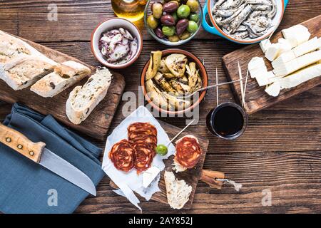 Tapas tradizionali servite da condividere con gli amici Foto Stock