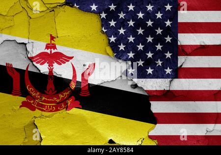 Bandiere del Brunei e degli Stati Uniti dipinte su pareti incrinate Foto Stock
