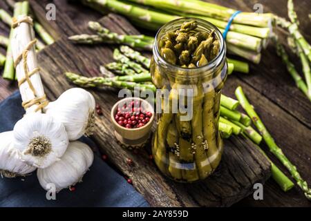 Asparagi grigliati e sottaceto, fermentati Foto Stock