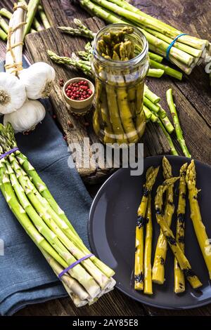 Asparagi freschi fermentati e grigliati, cibi conservati Foto Stock