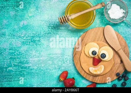 Preparare frittelle perfette per i bambini il martedì shrove Foto Stock