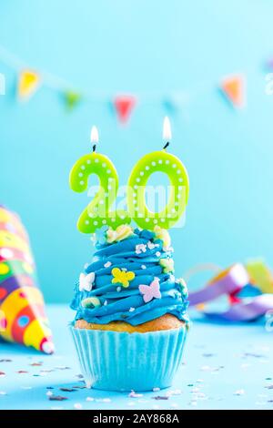 Ventesimo compleanno cupcake con candela. Mockup carta. Foto Stock