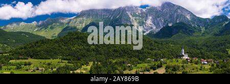 Immagine panoramica delle Alpi Giulie e del villaggio di Dreznica in Slovenia Foto Stock