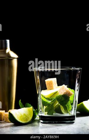 Ingredienti per il cocktail cubano Mojito Foto Stock