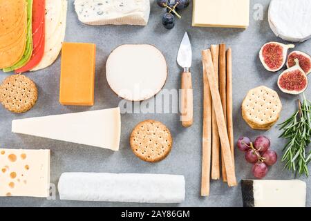 Selezione di formaggi vista dall'alto su ardesia di pietra Foto Stock