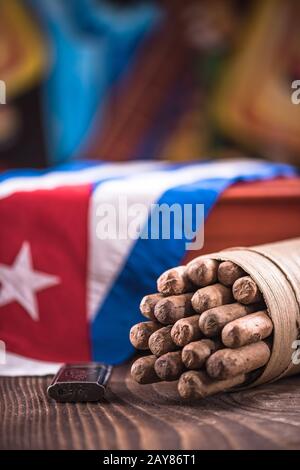 Mazzo di sigari cubani fatti a mano Foto Stock