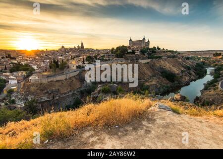 Bellissimo tramonto sulla storica Toledo in Spagna Foto Stock