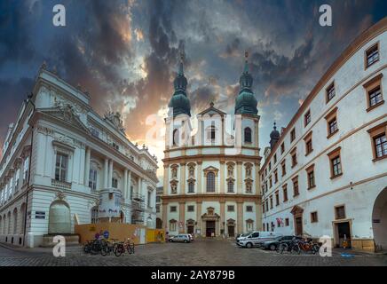 Chiesa dei Gesuiti o Chiesa Universitaria su Ignaz Seipel Platz a Vienna. Foto Stock