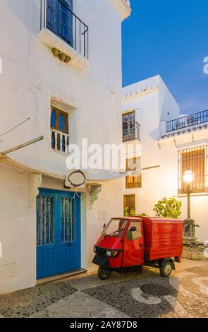 Serata illuminata strada romantica stretta in Frigiliana, Spagna Foto Stock