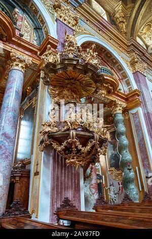 Interno della Chiesa Gesuita (Gesuitenkirche), conosciuta anche come Chiesa universitaria (Universitätskirche) su Ignaz Seipel Platz a Vienna Foto Stock