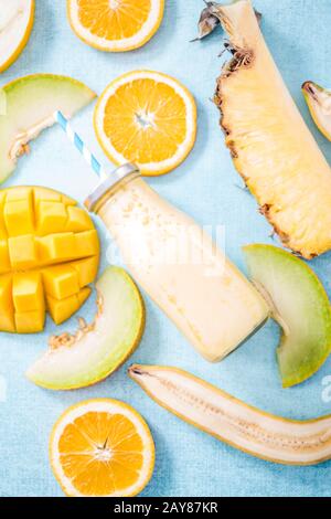 Piatto lay tropicale frullato, concetto di dieta Foto Stock