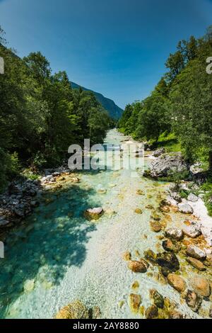 Acque turchesi nel fiume Soca, Slovenia Foto Stock