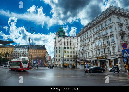 Vista panoramica sulla città di Vienna, una delle più belle città d'Europa. Gente per strada, vita urbana Vienna. Austria Foto Stock