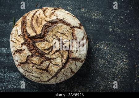 Pane di segale su ardesia scura Foto Stock