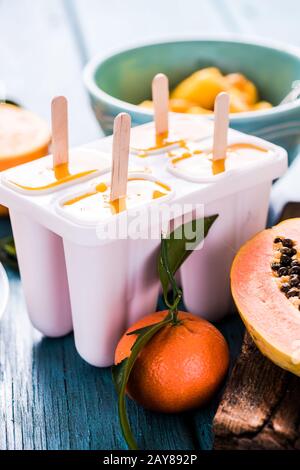 Rinfrescanti, frutti esotici lolly, pop-cicle Foto Stock