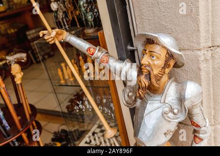 10 LUGLIO 2018, Poble Espanyol, BARCELLONA, SPAGNA: Statua Don Chisciotte nel negozio di souvenir Foto Stock