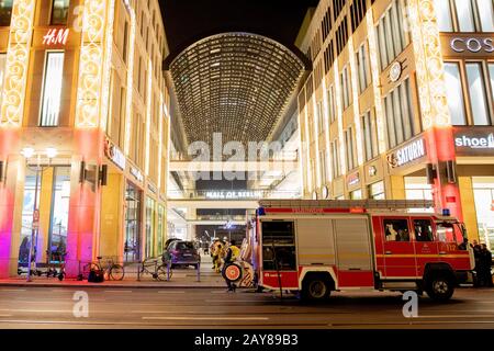 Berlino, Germania. 14th Feb, 2020. Una macchina coinvolta in un incidente (l, sotto) è in piedi nel cortile del Mall of Berlin, dopo che è stato istituito da vigili del fuoco. Dopo una manovra di tornitura fallita, un SUV si è fatto strada sul marciapiede di fronte al centro commerciale Mall of Berlin a Berlino-Mitte. L'auto gravemente danneggiata è atterrata tra due ali dell'edificio, in modo che i vigili del fuoco abbiano dovuto sollevarla. Secondo la polizia e il vigili del fuoco, una persona è stata portata in ospedale. Credit: Christoph Soeder/Dpa/Alamy Live News Foto Stock