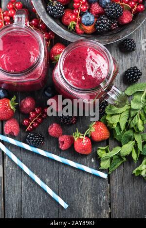 Frullato di frutti di bosco in vaso di mason Foto Stock