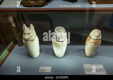 Statue da Eyptian e vicino collezione orientale dal Museo di Storia dell'arte (Kunsthistorisches Museum), ospitato nel suo palazzo festivo e sontuoso su Ring Foto Stock