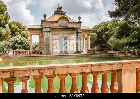 Padiglione neoclassico e un laghetto nel Parco Labirinto Horta di Barcellona, Spagna Foto Stock