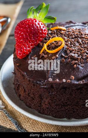 serve torta al cioccolato fatta in casa con strawbery Foto Stock