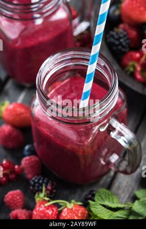 Frullato di frutti di bosco in vaso di mason Foto Stock