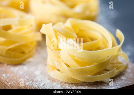 Tagliatelle italiane appena preparate, cucina casalinga Foto Stock