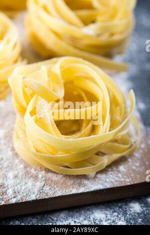 Tagliatelle italiane appena preparate, cucina casalinga Foto Stock