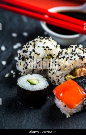 Selezione di sushi su ardesia nera Foto Stock