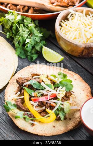 produzione di tipico cibo di strada latino, taco messicano Foto Stock