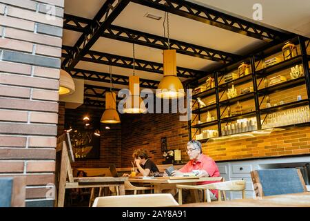 10 LUGLIO 2018, BARCELLONA, SPAGNA: Clienti nel bar di Barcellona Foto Stock