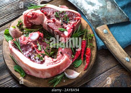 Costolette di agnello fresche con spezie Foto Stock