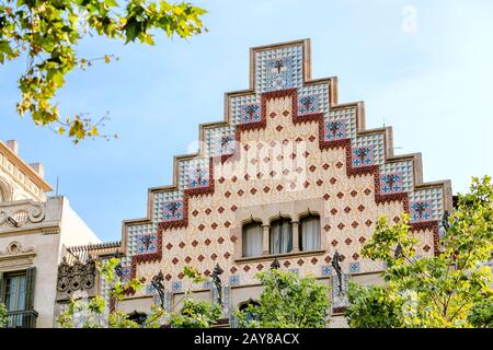 10 LUGLIO 2018, BARCELLONA, SPAGNA: Edificio di architettura moderna a Barcellona Foto Stock