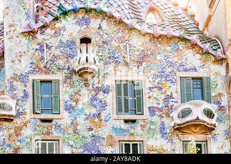 10 LUGLIO 2018, BARCELLONA, SPAGNA: Edificio di architettura moderna a Barcellona Foto Stock