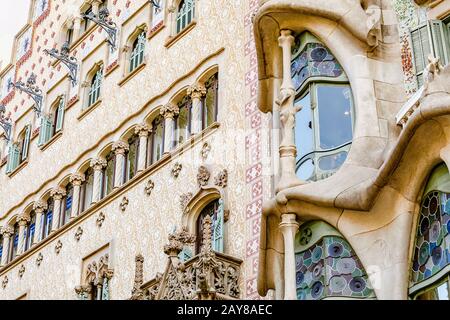 10 LUGLIO 2018, BARCELLONA, SPAGNA: Edificio di architettura moderna a Barcellona Foto Stock