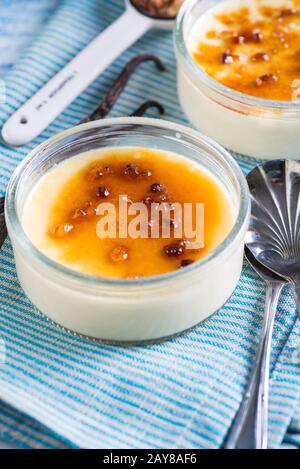 crème brulee fatto in casa con zucchero di canna e vaniglia fresca Foto Stock